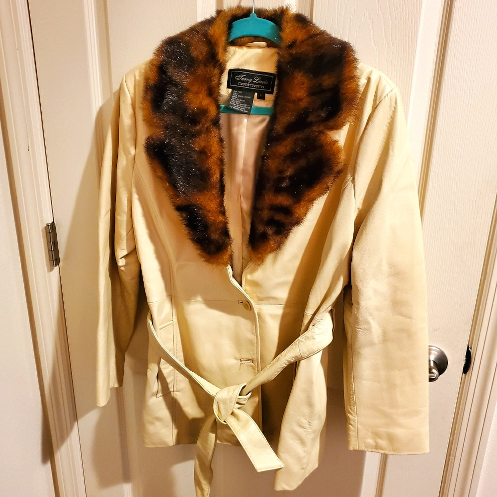 Leather coat with removable fur collar